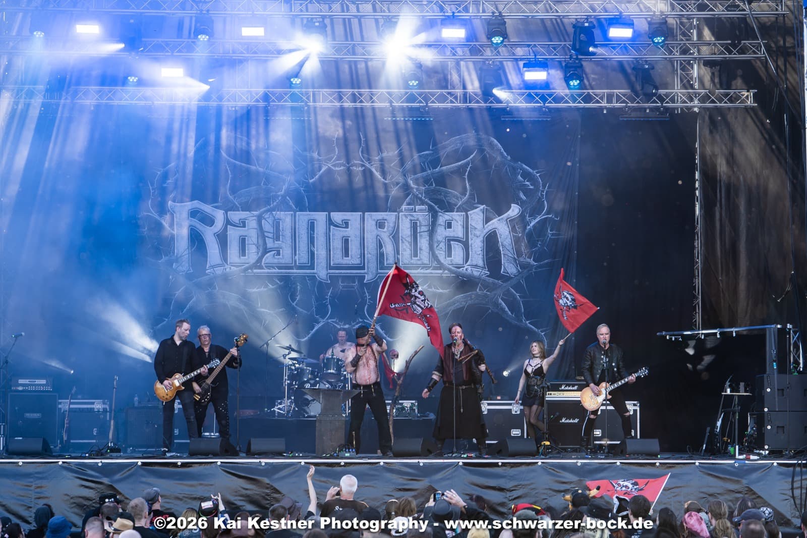 Ragnaröek live auf der Bühne mit Feuerfontäne